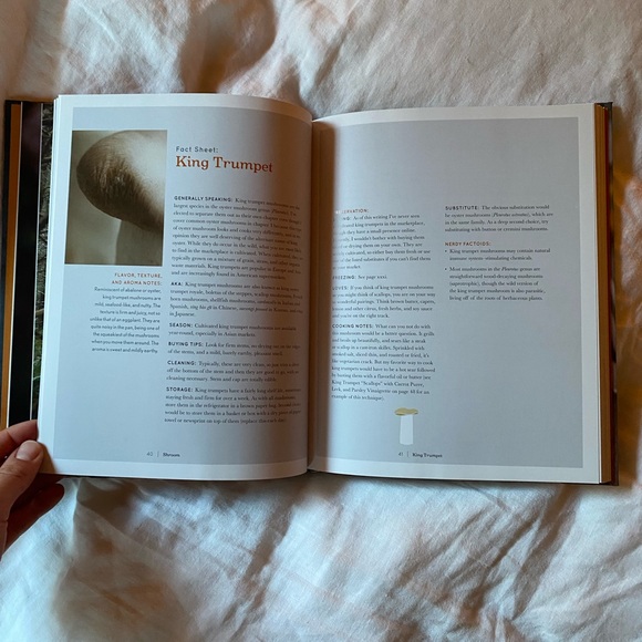 SHROOM Mushroom Foraging Cookbook - Picture 7 of 7